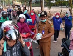 Aksi Lurah Tanjung Riau bersama Warga Mabes bagikan Masker Gratis Kepengendara
