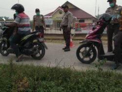 Jajaran Polsek Rundeng bagi-bagi Masker gratis untuk Cegah Ispa