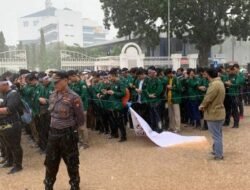 Demo Mahasiswa Batam di Bawah Guyuran Hujan Deras