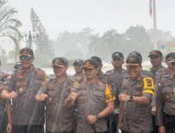 Polisi kita Kawal Demo ditengah Hujan Deras