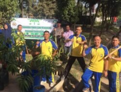 Polsek Batu Ampar tanam 10 Bibit Pohon Bebuah