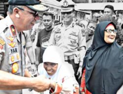 Mesranya Wakapolda Kepri dan Irwasda bersama Ibu-Ibu Lansia Hinterland