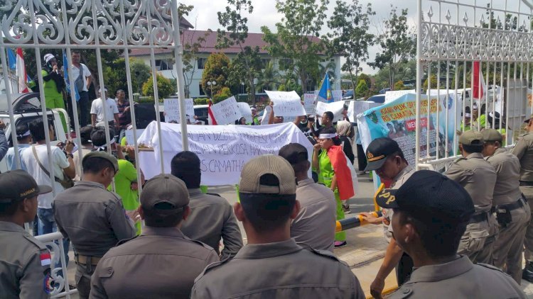 Puluhan Perawat Berdemo, Tuntut di Pekerjakan Kembali di RS Camatha Sahidya