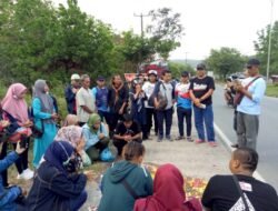 Tabur Bunga Mengenang Almarhumah Sri, Massa : Pernah terjadi Tragedi maut disini !