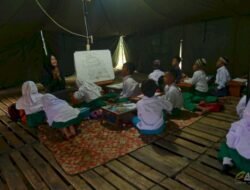 Sekolah Darurat, Tumpuan Pendidikan Pengungsi Anak di Lebak