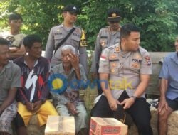 Air Mata Pak Ali dan Apek Keluar Deras, Tak Sangka Kapolsek Nongsa Sambangi Gubuknya