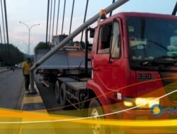 Mobil Trailer Angkut Buldozer, Tanpa Pengawalan Polisi Tabrak Lambu Jalan di Jembatan Barelang hingga Patah