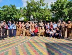 Polisi Bersih-Bersih Ruang Sekolah SMP N 30 Cegah Penyebaran Virus Corona