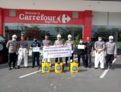 Polisi Semprot Cairan Desinfektan di Kawasan Kepri Mall