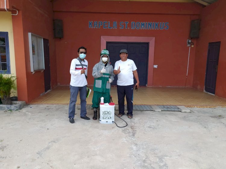 LAZ Semprot Masjid dan Gereja di Sagulung dengan Disinfektan