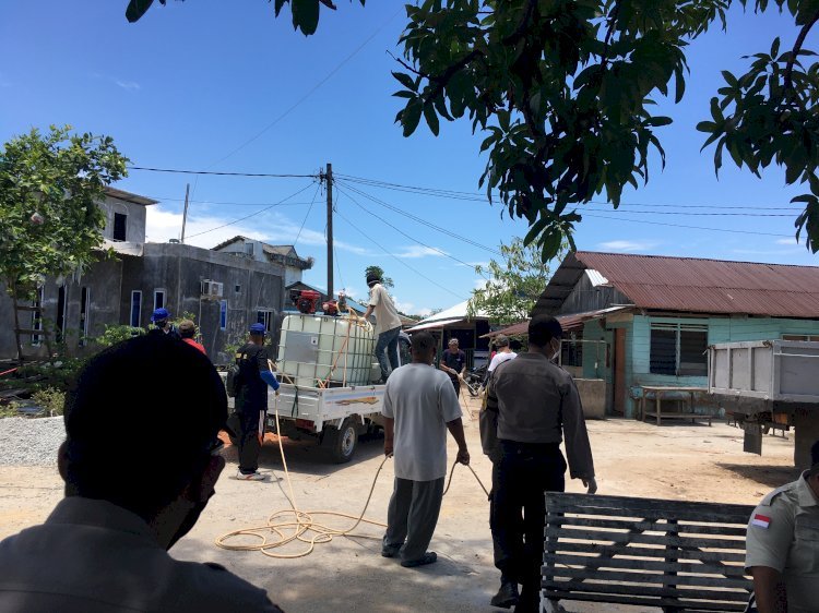 Melayu Raya dan Polsek Sei Beduk Semprot Gratis Disinfektan dan Bagikan Sembako untuk Warga Kampung Bagan