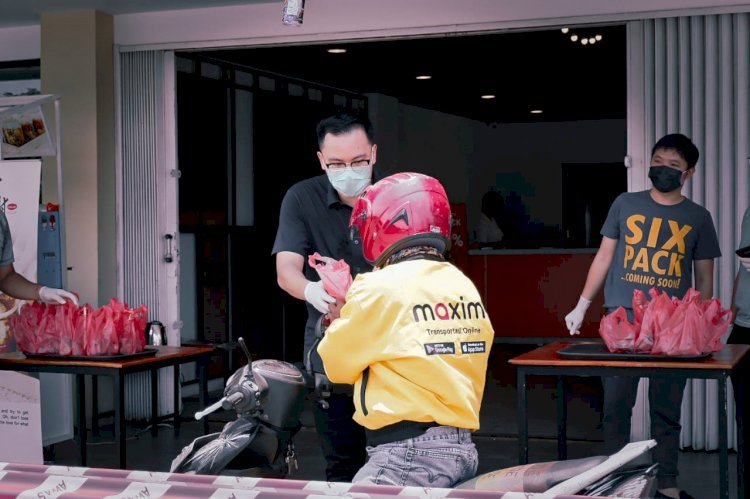 Rutin, Tiap Hari Puluhan Makanan dibagikan Gratis dari Manajemen Hotel untuk Ojol