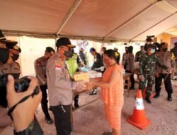 Polda Kepri dan TNI buat Dapur Umum, Bagikan Ribuan Makanan Siap Saji untuk Masyarakat