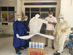 Komunitas Sosial Kepri Sumbangkan APD Hazmat dan Handsanitezer Ke Puskesmas