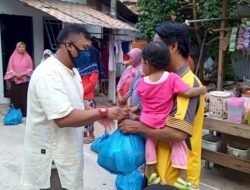 Susuri Ruli-Ruli, Batam Fight Covid 19 Serahkan Bantuan Sembako Ke Warga Tak Mampu