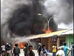 Kios Seken Taras di Lalap di Jago Merah, Petugas berjibaku Padamkan Api