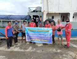 Perusahaan JPT Dan PBM Bagikan 150 Nasi Bungkus di Pelabuhan Kijang