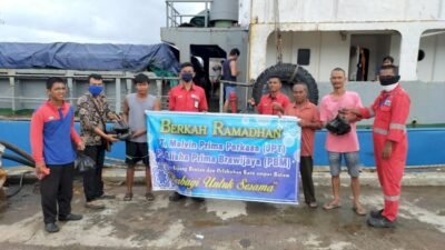 Perusahaan JPT Dan PBM Bagikan 150 Nasi Bungkus di Pelabuhan Kijang