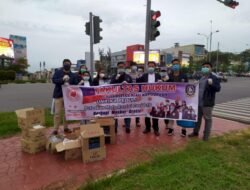 Mahasiswa Fakultas Hukum Unrika Bagikan 1400 Masker Gratis Beserta Takjil Untuk Pengguna Jalan Raya