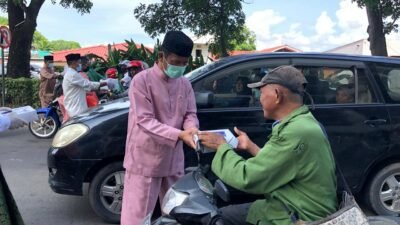 Pengganti Open House, Walikota Batam Bagikan Nasi Gratis untuk Warga