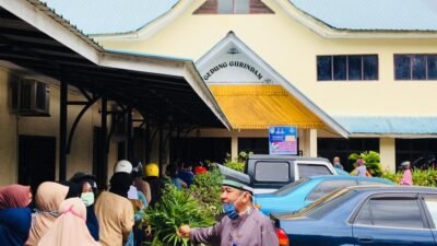 Kantor Dinas Pendidikan Batam Diserbu Warga, Kenapa ?