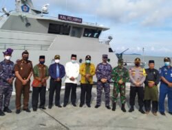 Masyarakat Karimun Sambut Kedatangan Kapal Angkatan Laut Pelawan