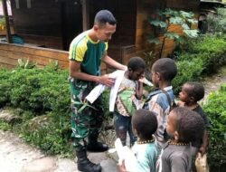 TNI Bagikan Seragam Sekolah Untuk Anak-anak di Perbatasan Papua