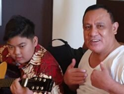 Kesederhanaan Firli Bahuri Berkaos Sambil Menyanyi Lagu Sewu Kuto Diiringi Gitar Sang Putera