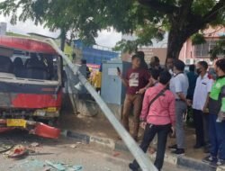 Angkot Bimbar Tabrak Pemotor dan Lampu Jalan hingga Tumbang