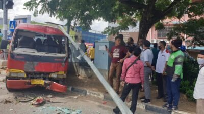 Angkot Bimbar Tabrak Pemotor dan Lampu Jalan hingga Tumbang