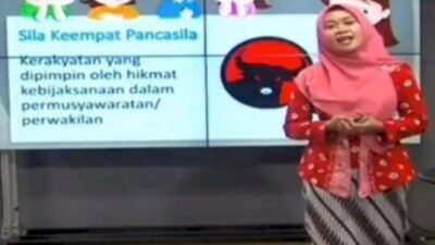 Seorang Guru Memasukan Logo PDI-P Saat Belajar Online
