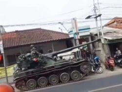 Tank TNI Tabrak Gerobak dan Motor di Jawa Barat