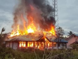 Kecewa Melihat Hasil CPNS, Ratusan Massa Bakar Kantor Dinas Keerom Papua