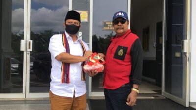 Pencegahan Terhadap Covid, Dewan M Rudi Bagikan Masker SInergi Untuk Warga Punggur