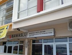 Rudi – Amsakar di Laporkan Sejumlah Massa ke Bawaslu Batam