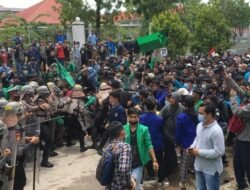 Tolak Omnibus Law Mahasiswa dan Aparat Bentrok di Welcome To Batam
