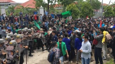 Tolak Omnibus Law Mahasiswa dan Aparat Bentrok di Welcome To Batam