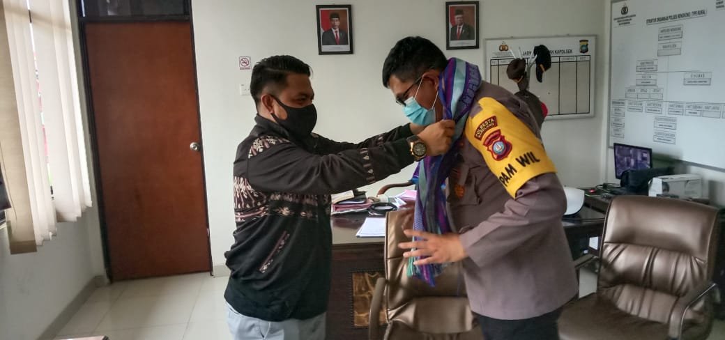 Proses pengalungan kain TENUN SENAI KHAS ADONARA, oleh Ketua IKATAN KELUARGA ADONARA, ALDI KARIM kepada Kapolsek Bengkong sebagai simbol kebersamaan dalam kooridasi dengan Tim Kepolisian Bengkong.