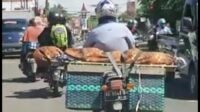 Pria Ini Bawa Jenazah Ibunya Pakai Motor, Mau di Kubur Sendiri
