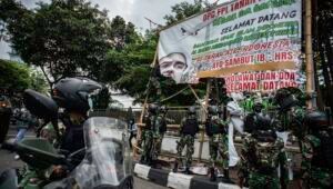 [Video] Penampakkan Penurunan Baliho Habib Rizieq Oleh TNI