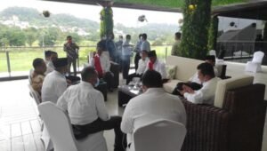 Sebelum Pembekalan KPK, Soerya Iman Terlihat Bercanda dengan Paslon Lain