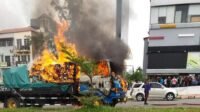 Truk Persero Terbakar di Simpang Gelael