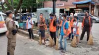 Langgar Prokes, Warga Batam Ini Kena Sanksi Sapu Jalan