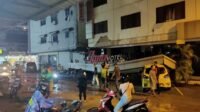 Kanopi Hotel Runtuh Timpa Sejumlah Mobil di Batam