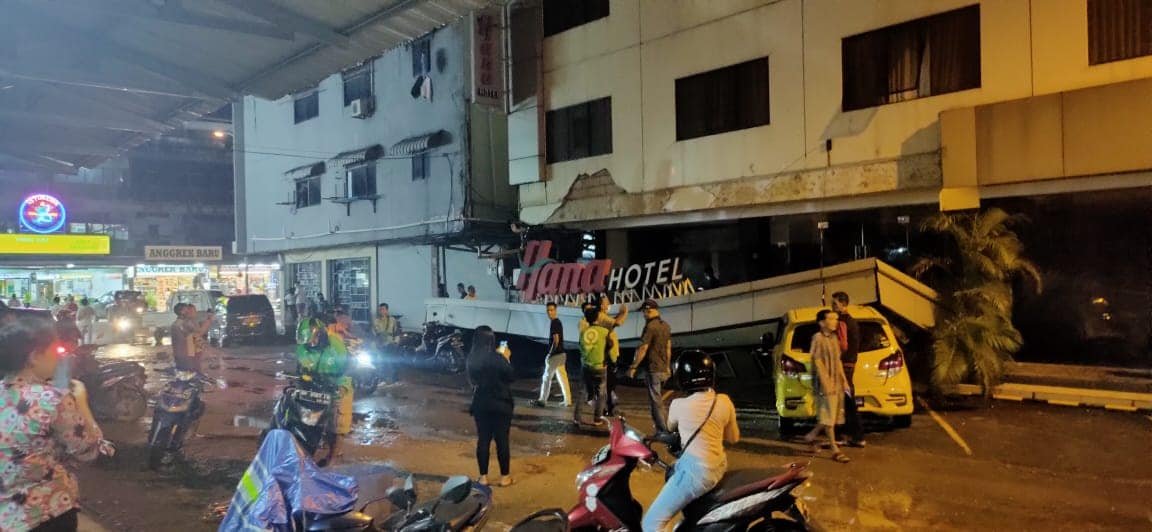  Kanopi  Hotel Runtuh Timpa Sejumlah Mobil  di Batam Own Talk