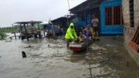 Polres Karimun Bantu Evakuasi Warga Korban Cuaca Extrem