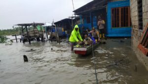 Polres Karimun Bantu Evakuasi Warga Korban Cuaca Extrem