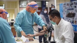 Tenaga Kesehatan Rumah Sakit BP Batam Mulai Divaksin