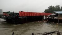 Tongkang Hanyut Hantam Rumah Warga di Tanjung Uma