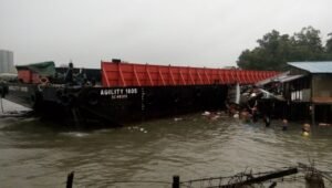 Tongkang Hanyut Hantam Rumah Warga di Tanjung Uma